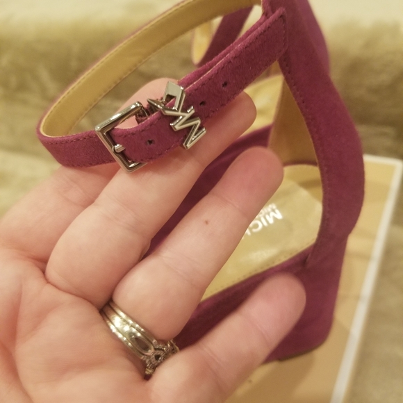 Michael Kors Fiona Wedge Suede Dark  Fuschia/Garnet - Picture 10 of 10
